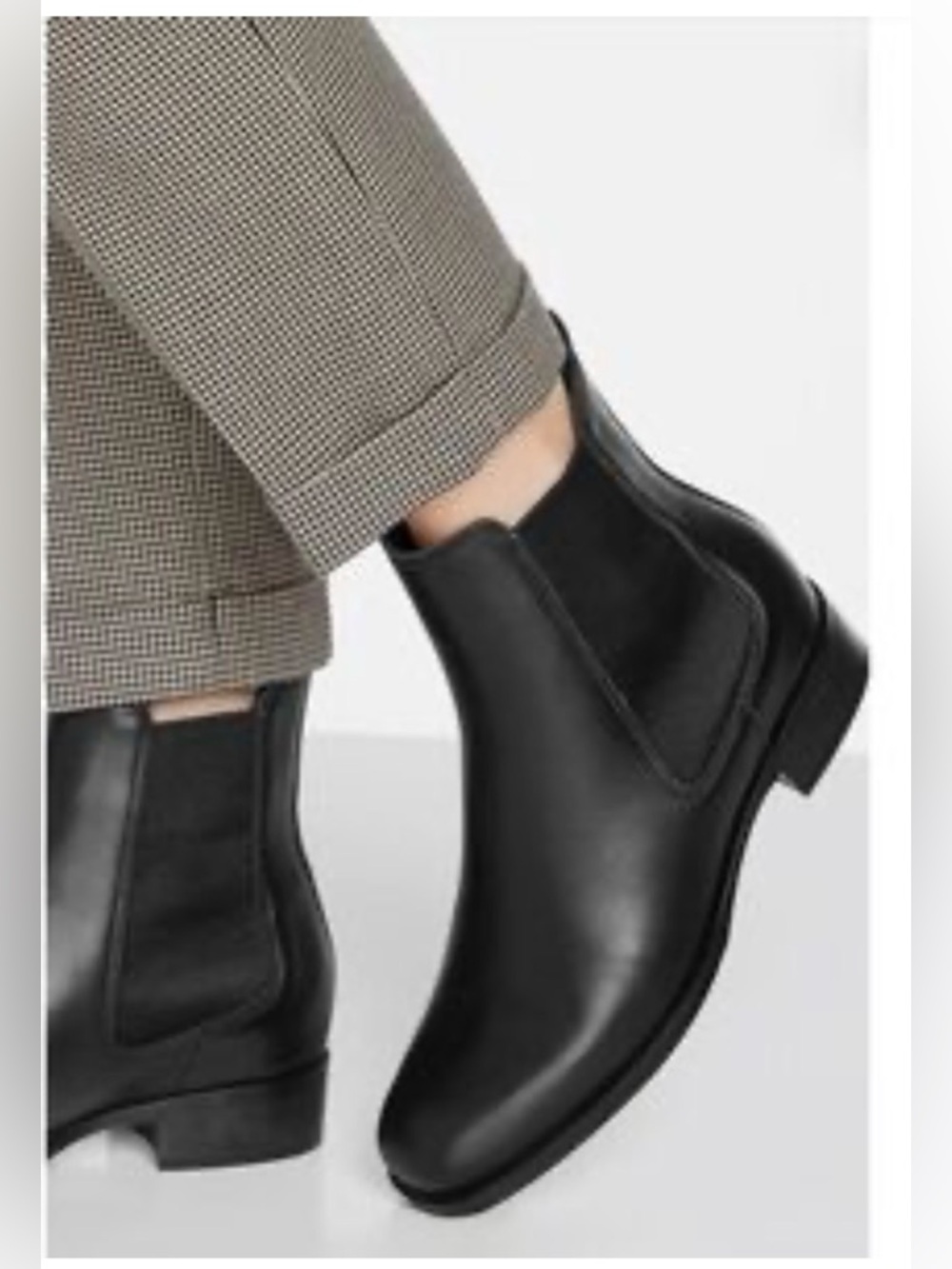 La CANADIENNE women’s Black Leather Chukka Boots